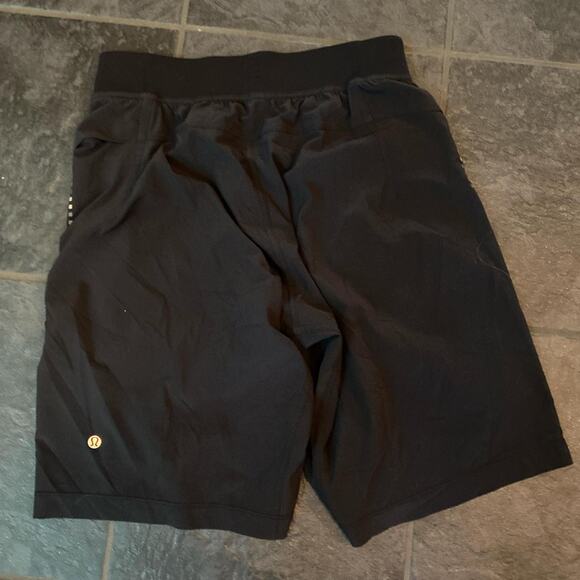 Men’s lulu lemon shorts size - Picture 3 of 3